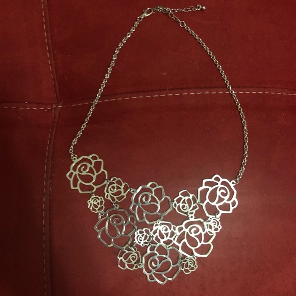 Jewelry - Cute silver tone rose necklace